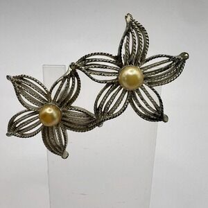 Vintage Sarah Coventry Gold Tone Flower Clip-On Earrings Faux Pearl Center 1960s